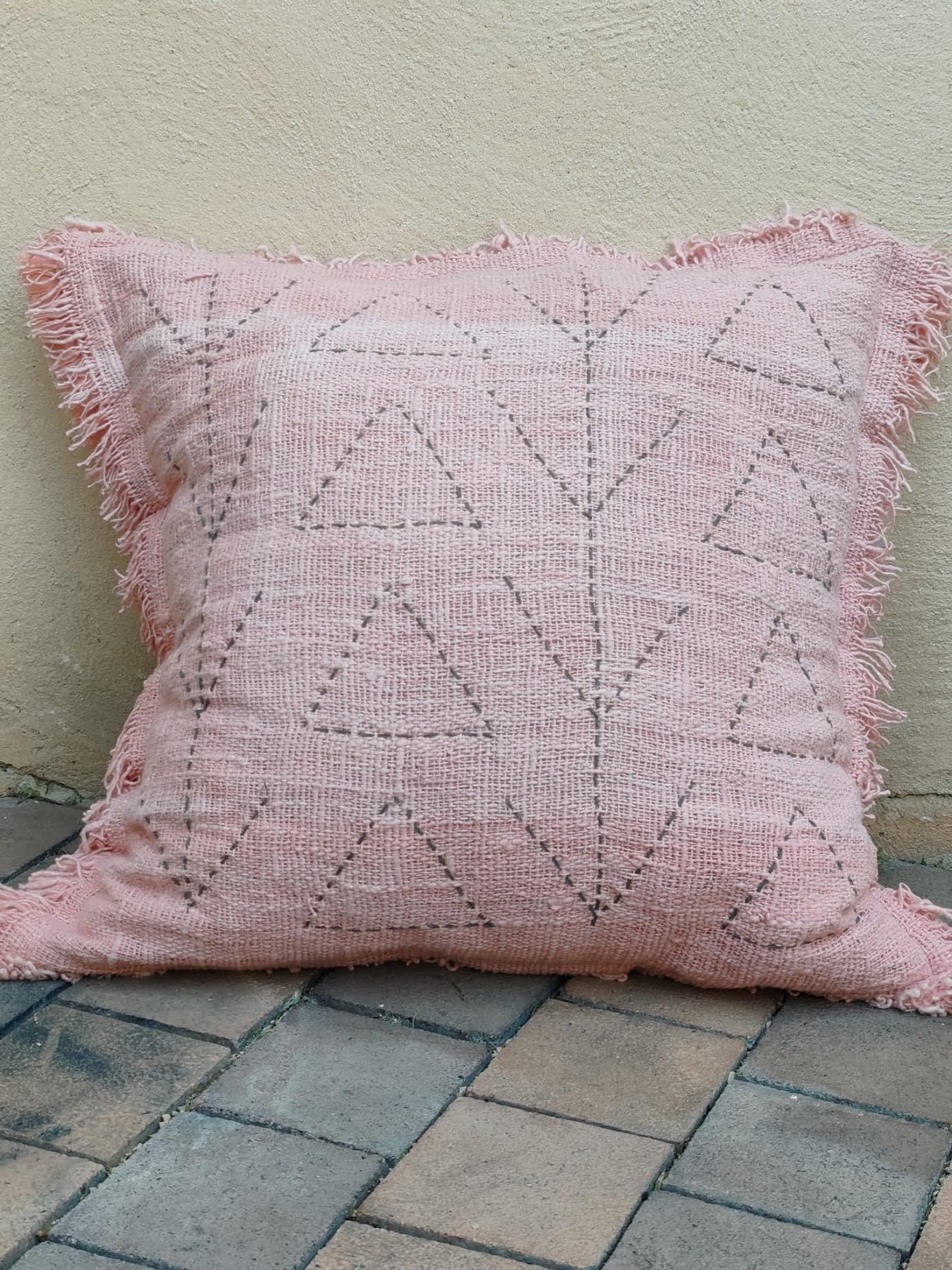 Coussin artisanal en coton rose pâle