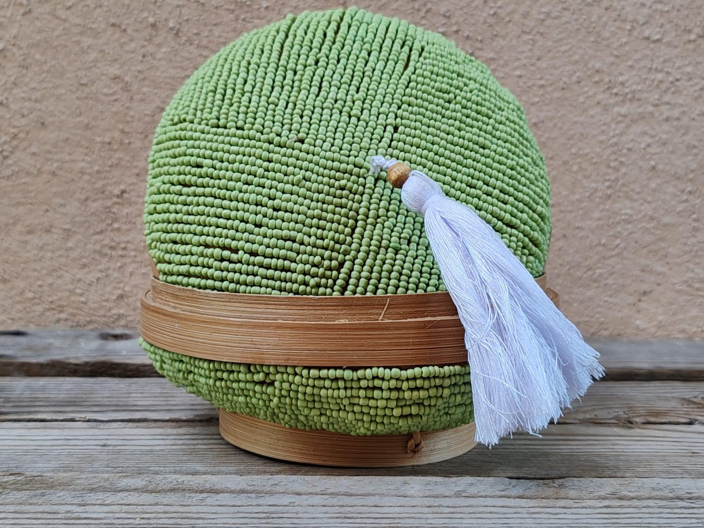 Boîte à offrandes en bambou et perles de rocaille