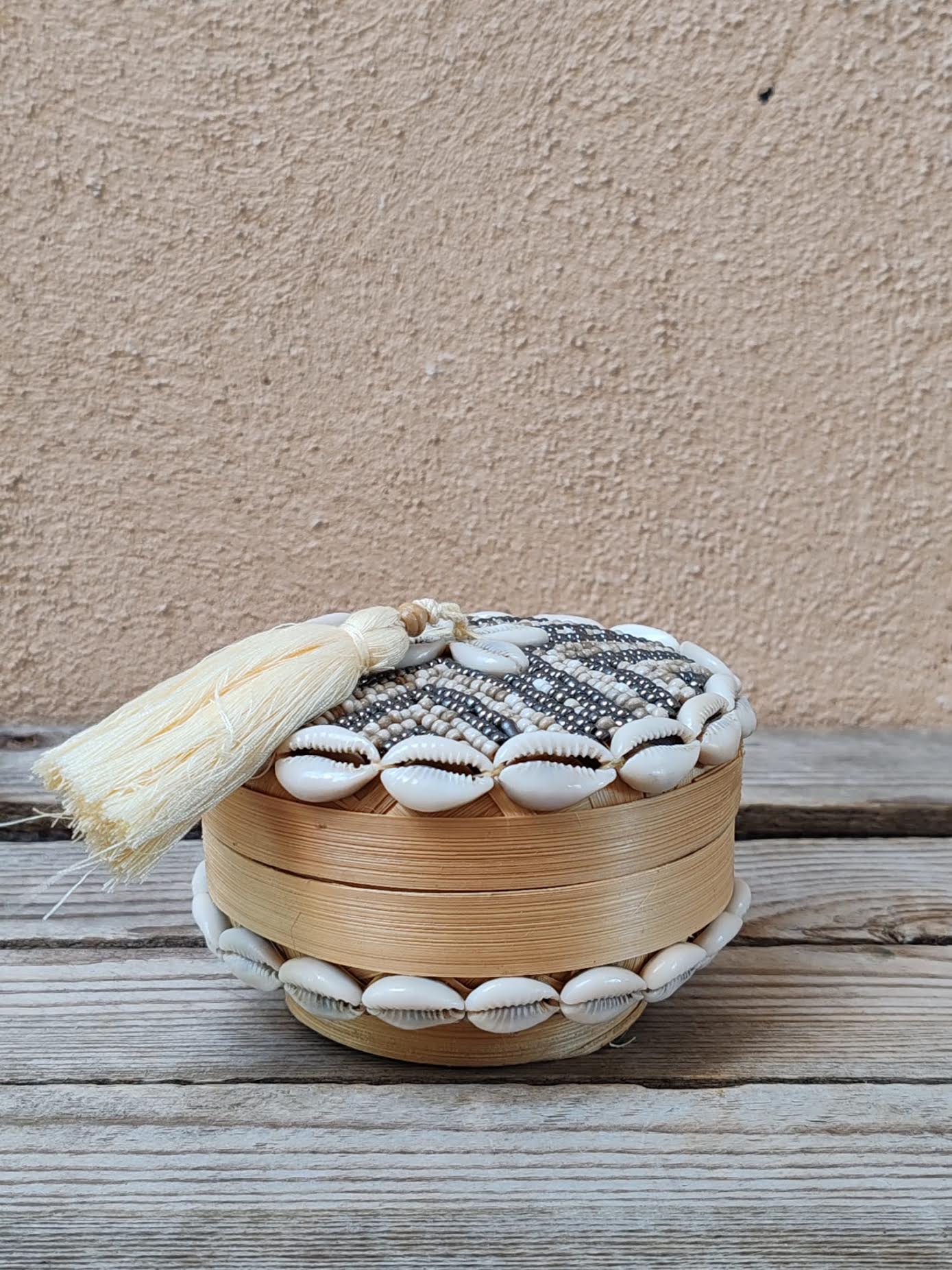 Boîte à offrandes en bambou, coquillages et perles de rocaille
