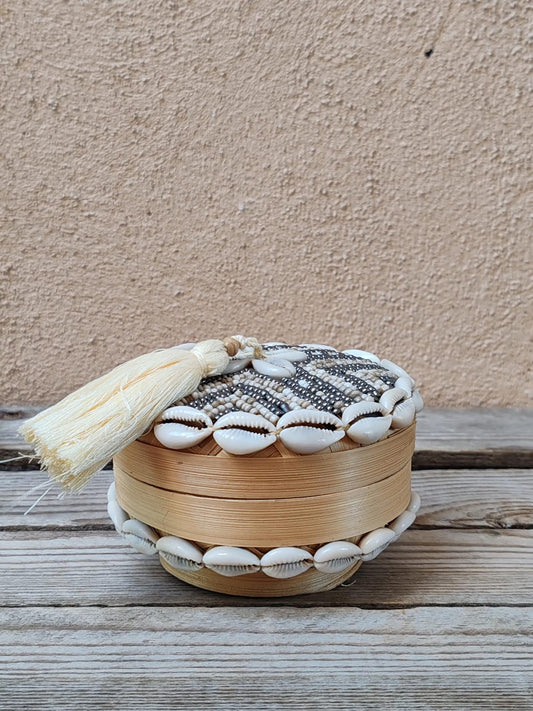 Boîte à offrandes en bambou, coquillages et perles de rocaille