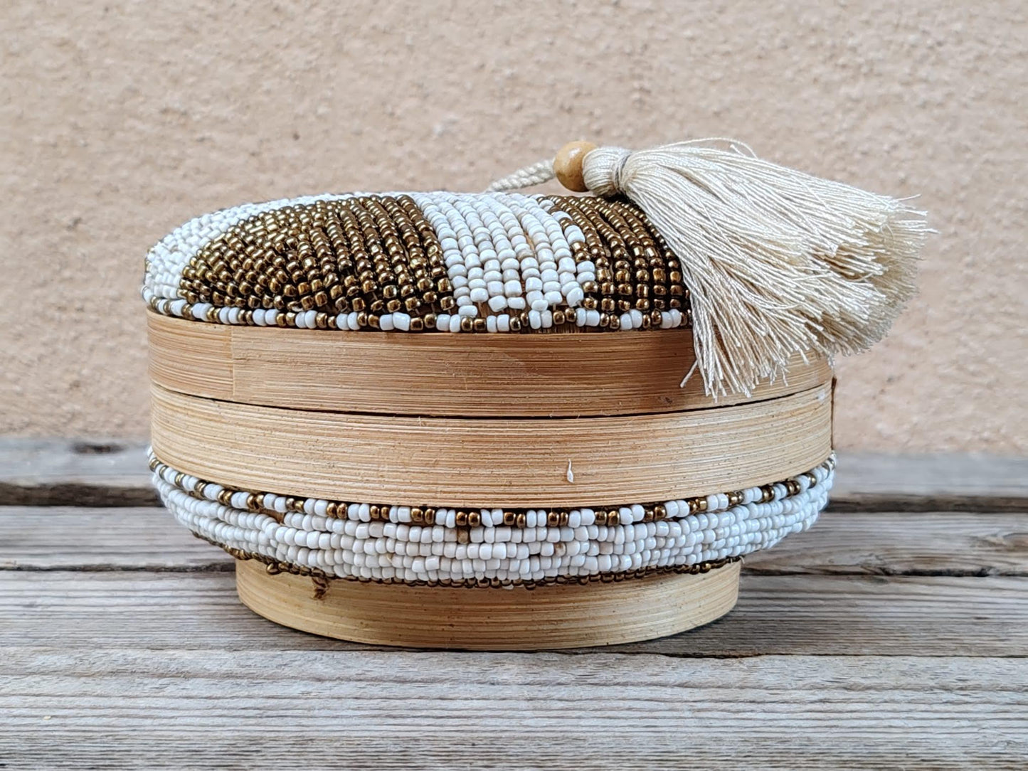Boîte à offrandes en bambou et perles de rocaille